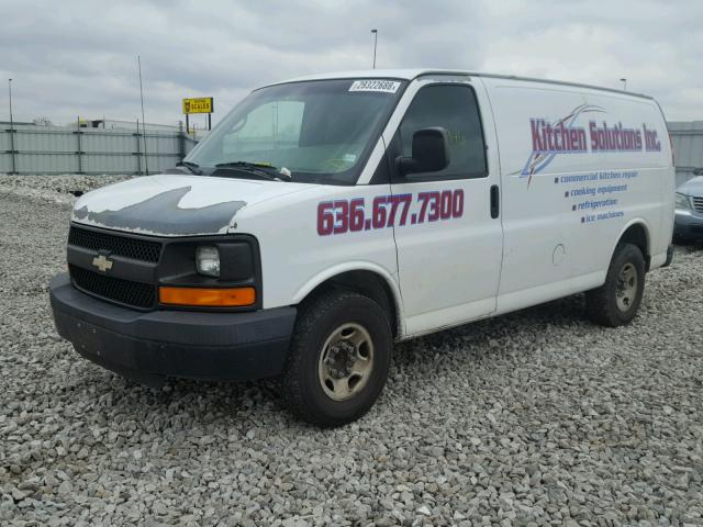 1GCGG25K481215953 - 2008 CHEVROLET EXPRESS G2 WHITE photo 2