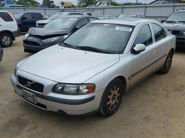 YV1RS61R522165979 - 2002 VOLVO S60 SILVER photo 2