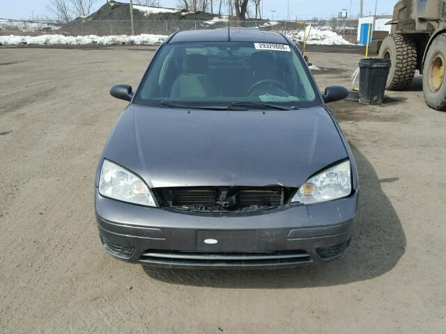 1FAFP34NX6W236034 - 2006 FORD FOCUS ZX4 GRAY photo 9