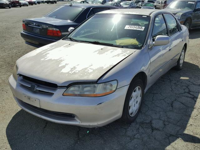 1HGCG5649XA139551 - 1999 HONDA ACCORD LX SILVER photo 2