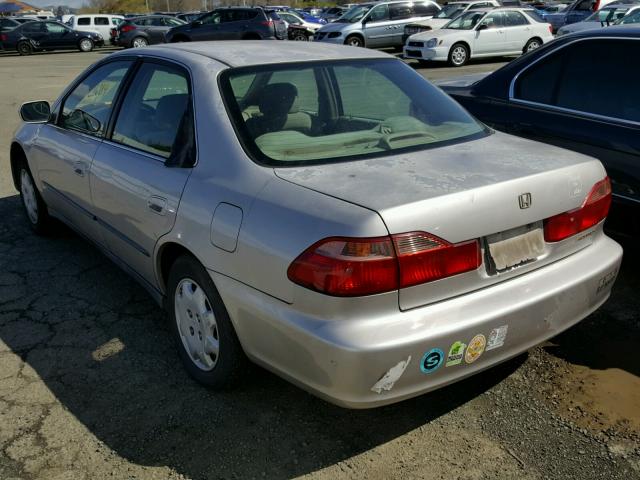 1HGCG5649XA139551 - 1999 HONDA ACCORD LX SILVER photo 3