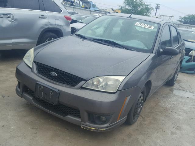 1FAHP34N37W349060 - 2007 FORD FOCUS ZX4 GRAY photo 2