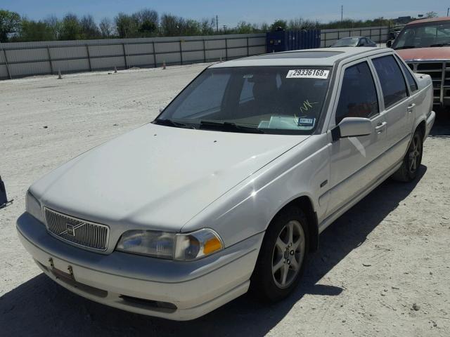 YV1LS5676W1553788 - 1998 VOLVO S70 GLT WHITE photo 2