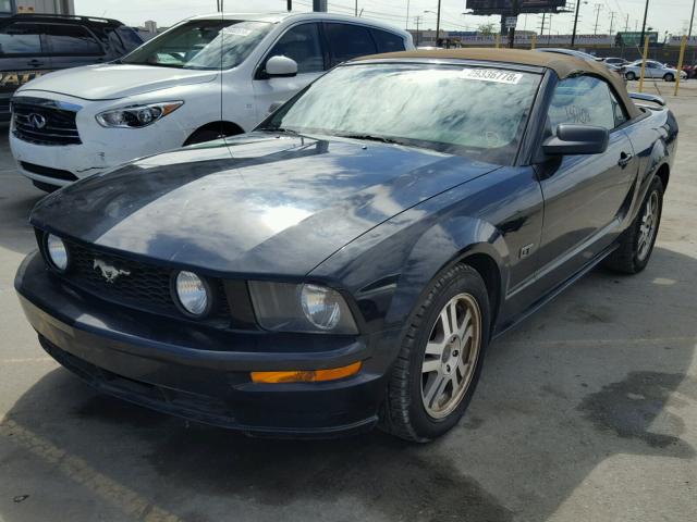 1ZVFT85HX55196020 - 2005 FORD MUSTANG GT BLACK photo 2