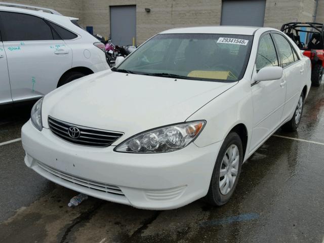 4T1BE32K95U569290 - 2005 TOYOTA CAMRY LE WHITE photo 2