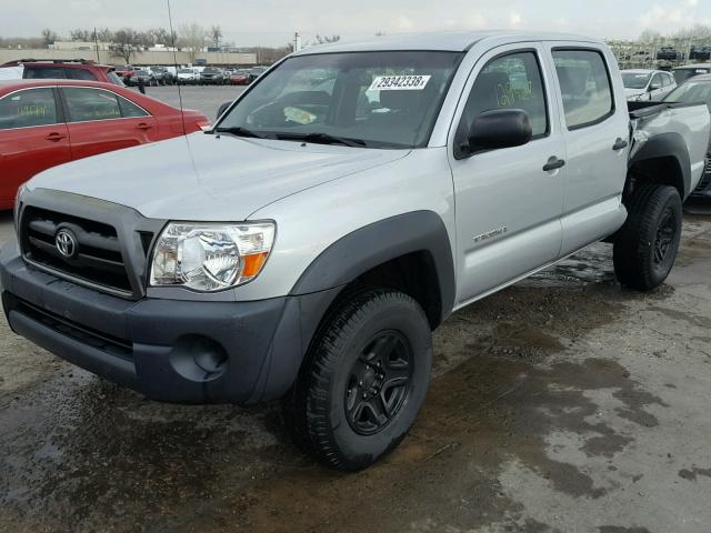 3TMLU42N28M016064 - 2008 TOYOTA TACOMA DOU SILVER photo 2