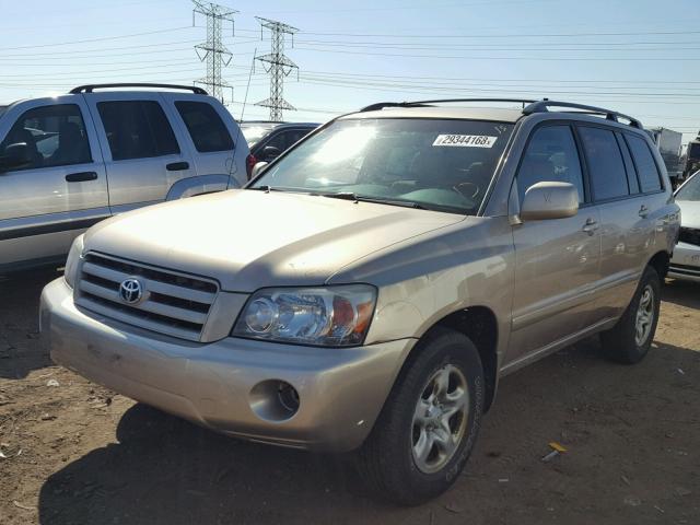 JTEGD21AX40080060 - 2004 TOYOTA HIGHLANDER GOLD photo 2