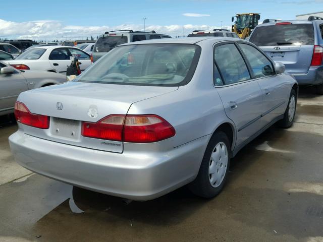 1HGCG6656YA028343 - 2000 HONDA ACCORD LX SILVER photo 4