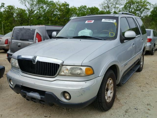 5LMRU27L5WLJ29584 - 1998 LINCOLN NAVIGATOR ვერცხლისფერი ფოტო 2