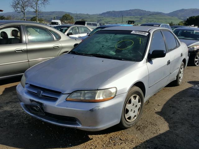 1HGCF8641WA224354 - 1998 HONDA ACCORD DX SILVER photo 2