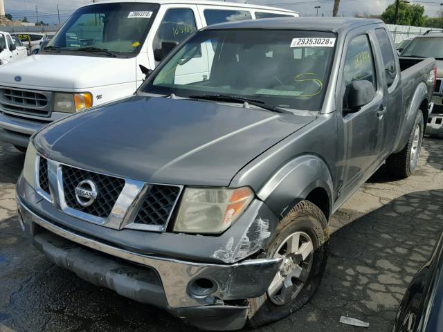 1N6AD06U25C432627 - 2005 NISSAN FRONTIER K CHARCOAL photo 2