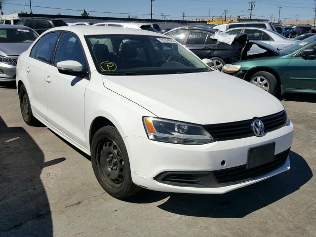 3VWD17AJ5EM226700 - 2014 VOLKSWAGEN JETTA SE WHITE photo 1