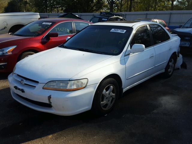 1HGCG5661YA110953 - 2000 HONDA ACCORD EX WHITE photo 2