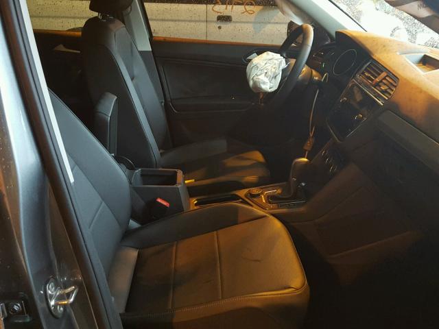 3VV2B7AX0JM081444 - 2018 VOLKSWAGEN TIGUAN SE Grau Foto 5