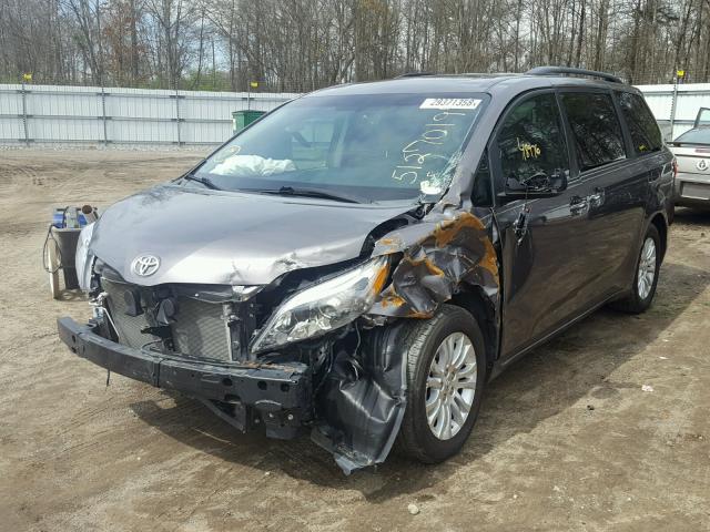 5TDYK3DC3FS557431 - 2015 TOYOTA SIENNA XLE GRAY photo 2