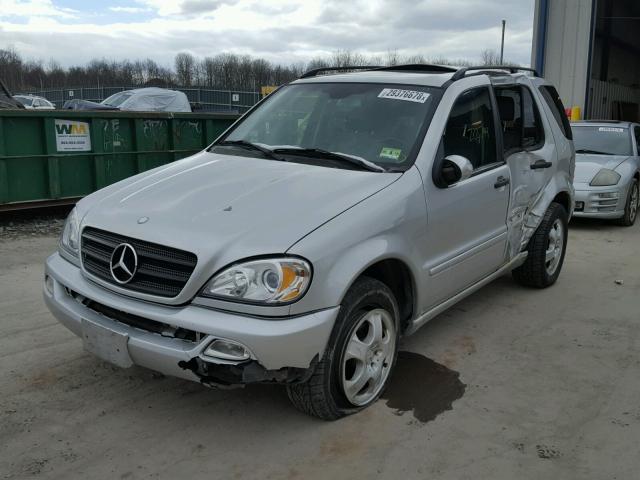 4JGAB54E73A389957 - 2003 MERCEDES-BENZ ML 320 SILVER photo 2