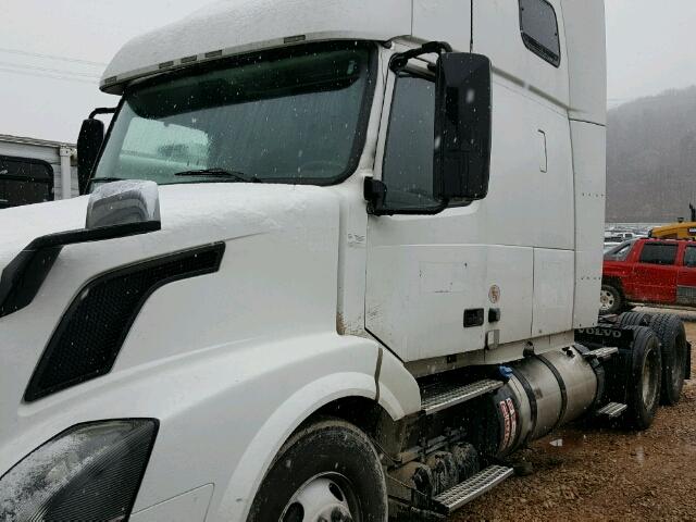 4V4NC9TH5DN568437 - 2013 VOLVO VN VNL WHITE photo 2