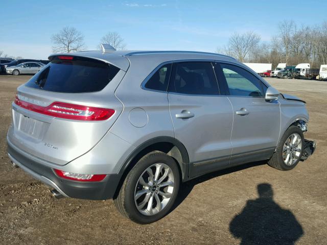 5LMCJ2D90HUL02609 - 2017 LINCOLN MKC SELECT SILVER photo 4