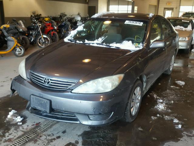 4T1BE32K15U990601 - 2005 TOYOTA CAMRY LE SILVER photo 2