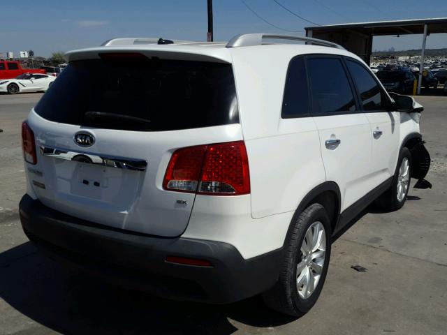 5XYKU3A19BG101878 - 2011 KIA SORENTO EX WHITE photo 4