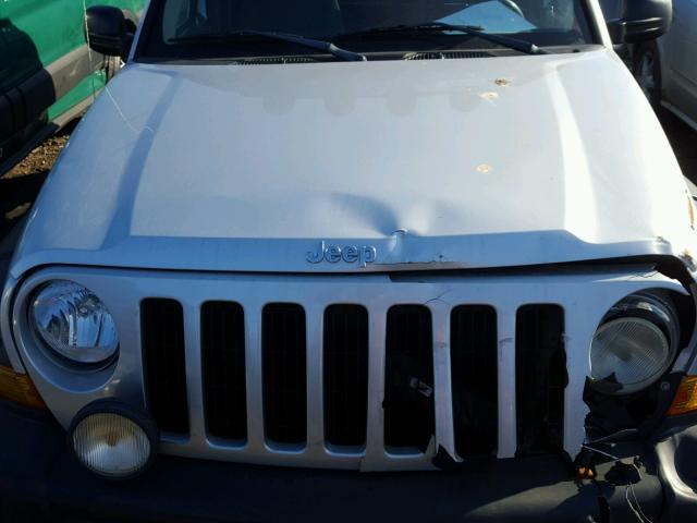 1J4GL38K65W632934 - 2005 JEEP LIBERTY RE SILVER photo 7