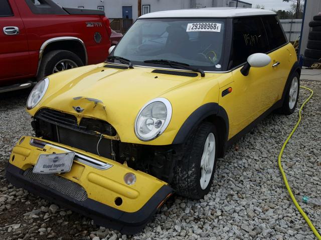 WMWRC33472TC34510 - 2002 MINI COOPER YELLOW photo 2