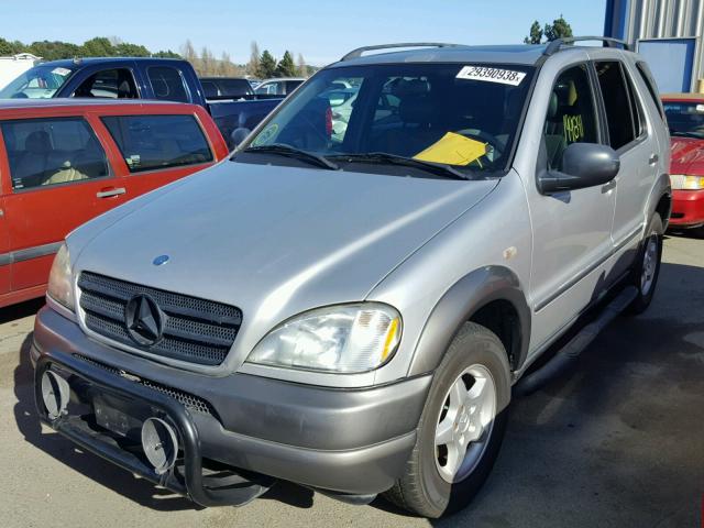 4JGAB54E2WA031413 - 1998 MERCEDES-BENZ ML 320 GRAY photo 2