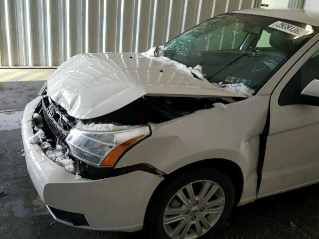 1FAHP3HN9AW202730 - 2010 FORD FOCUS SEL WHITE photo 9