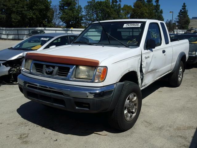 1N6ED26TXYC321705 - 2000 NISSAN FRONTIER K WHITE photo 2