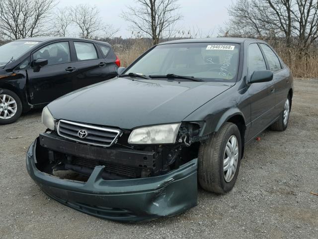 4T1BF22KXYU937441 - 2000 TOYOTA CAMRY LE GREEN photo 2