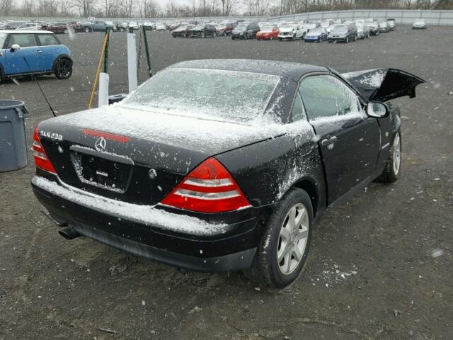 WDBKK47F1WF046297 - 1998 MERCEDES-BENZ SLK 230 KO BLACK photo 4