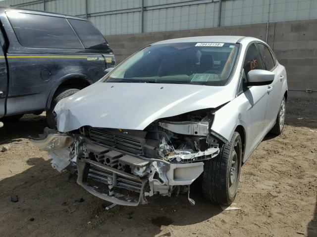 1FAHP3F22CL456163 - 2012 FORD FOCUS SE SILVER photo 2