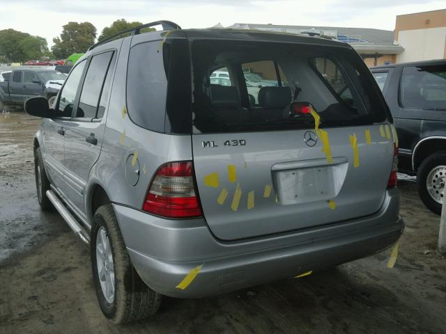 4JGAB72E6XA141008 - 1999 MERCEDES-BENZ ML 430 银色 照片 3