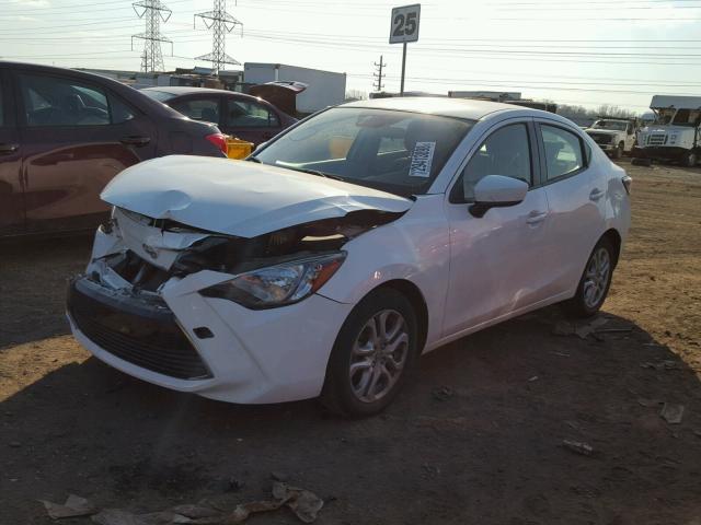 3MYDLBZV4GY102681 - 2016 TOYOTA SCION IA WHITE photo 2