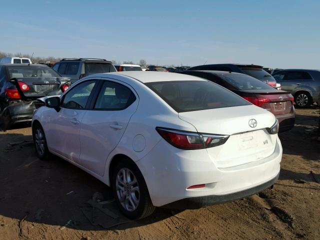 3MYDLBZV4GY102681 - 2016 TOYOTA SCION IA WHITE photo 3