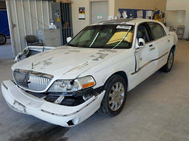 1LNHM82V67Y630790 - 2007 LINCOLN TOWN CAR S WHITE photo 2