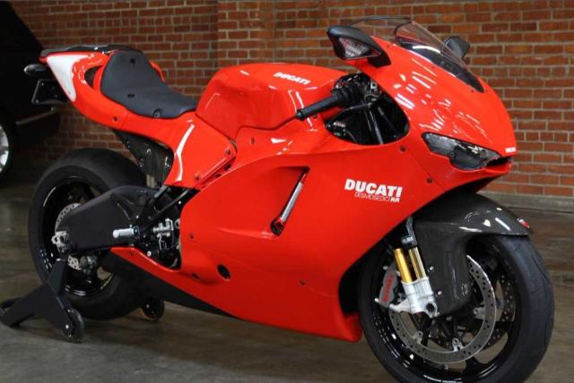 ZDM1ZDFW68B000165 - 2008 DUCATI DESMOSEDIC RED photo 4