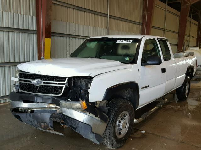 1GCHC29U57E175384 - 2007 CHEVROLET SILVERADO WHITE photo 2