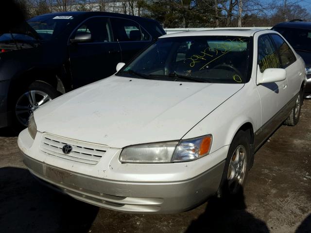 JT2BG22K2X0354507 - 1999 TOYOTA CAMRY LE WHITE photo 2