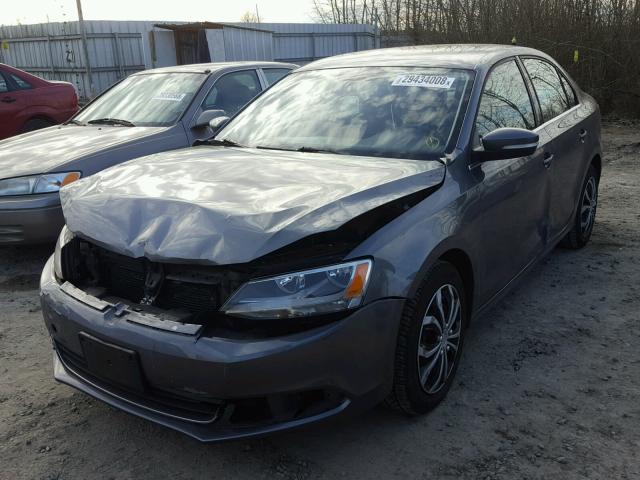 3VWDP7AJ2DM415012 - 2013 VOLKSWAGEN JETTA SE GRAY photo 2