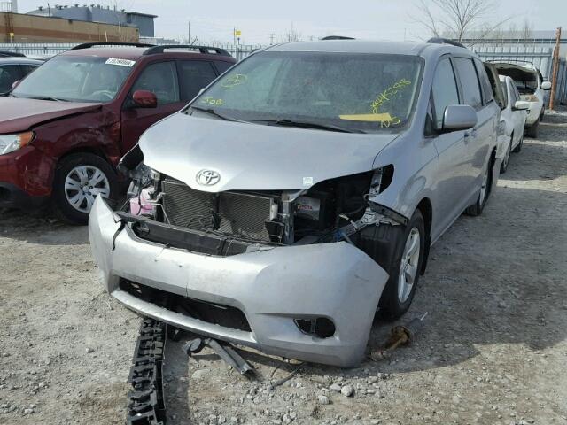 5TDKK3DC9FS605603 - 2015 TOYOTA SIENNA LE SILVER photo 2