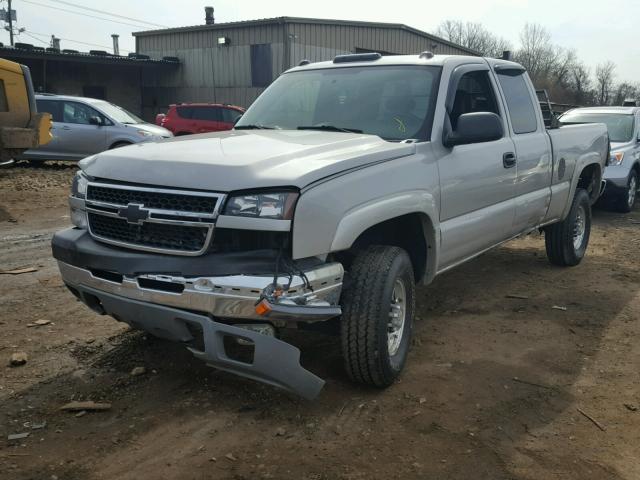 1GCHK29U75E169702 - 2005 CHEVROLET SILVERADO GOLD photo 2