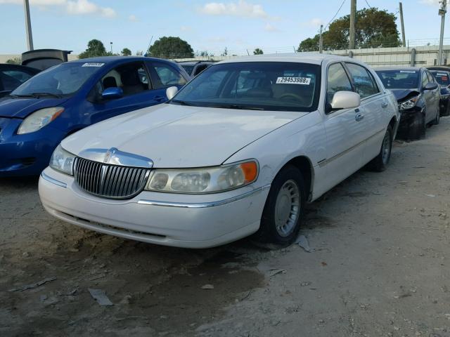 1LNHM81W2YY846387 - 2000 LINCOLN TOWN CAR E WHITE photo 2