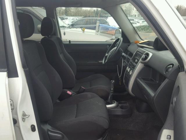 JTLKT334850220157 - 2005 TOYOTA SCION XB WHITE photo 5