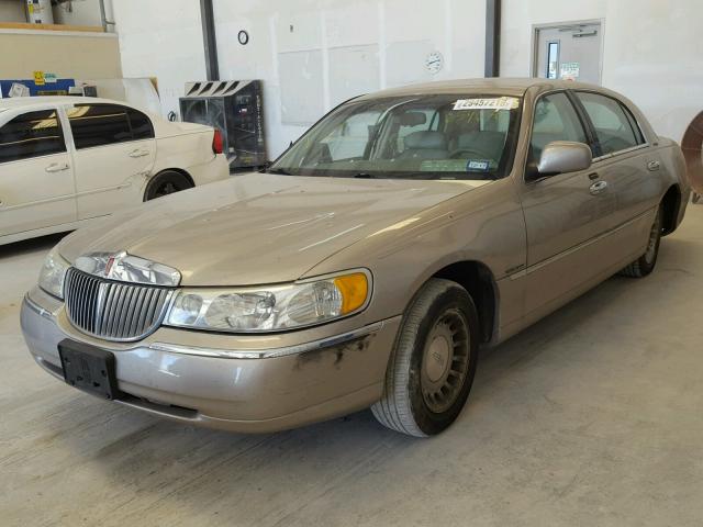 1LNHM81W32Y654676 - 2002 LINCOLN TOWN CAR E SILVER photo 2