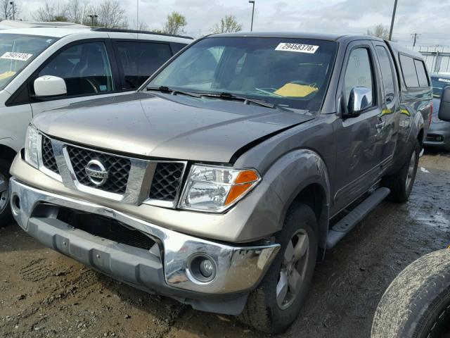 1N6AD06W26C429939 - 2006 NISSAN FRONTIER K GRAY photo 2