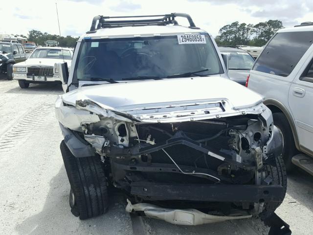 JTEBU11F570049464 - 2007 TOYOTA FJ CRUISER SILVER photo 9