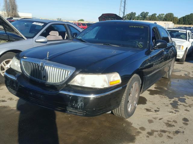 1LNHM88W85Y636331 - 2005 LINCOLN TOWN CAR E BLACK photo 2