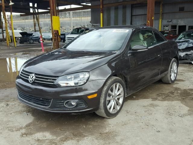 WVWBW8AH8GV000657 - 2016 VOLKSWAGEN EOS KOMFOR 棕色 照片 2