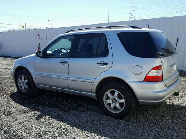 4JGAB75EX2A320334 - 2002 MERCEDES-BENZ ML 500 SILVER photo 3